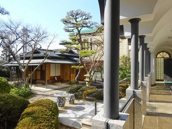 160126桑山美術館④、回廊から見える茶席「青山」 (コピー).JPG