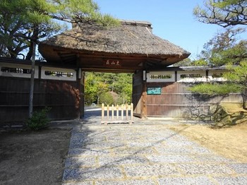 160205東山荘①、茅葺の正門 (コピー).JPG