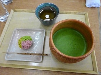 160221両口屋是清栄店⑥、抹茶と生菓子 (コピー).JPG