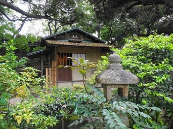160427爲三郎記念館12、茶室「知足庵」と織部燈籠 (コピー).JPG