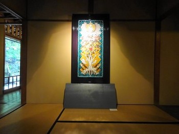 160505爲三郎記念館⑧、玄関（ラスター彩陶壁「生命樹」） (コピー).JPG