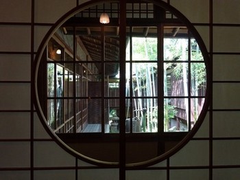 160521爲三郎記念館03、受付ホールから中庭を見る (コピー).JPG