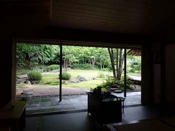 160614浜松市茶室「松韻亭」④、立礼席から庭園を見る (コピー).JPG