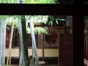160708爲三郎記念館⑧、渡り廊下から見る中庭 (コピー).JPG