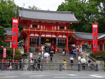 160716八坂神社献茶式01、西楼門 (コピー).JPG
