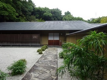 160929浜松市茶室「松韻亭」①、前庭と玄関 (コピー).JPG