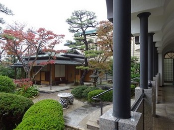 161127桑山美術館⑤、回廊から見る小間「青山」 (コピー).JPG