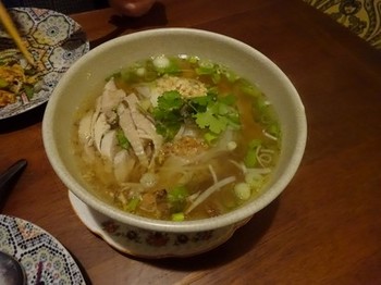 161217タイごはん「ポーヤイ」⑧、クイテオガイ（蒸し鶏肉の米汁麺） (コピー).JPG