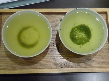 170124茶カフェ深緑茶房お茶教室08、モガ茶と碾茶の水色 (コピー).JPG