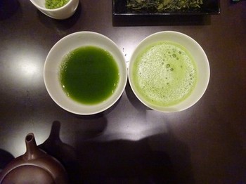170124茶カフェ深緑茶房お茶教室16、急須と茶筌で点てた抹茶の比較 (コピー).JPG