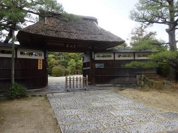 170310東山荘②、茅葺の正門と銅板葺の塀 (コピー).JPG