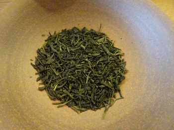 191214茶カフェ深緑茶房01、伊勢玉緑茶の茶葉.JPG