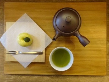 191226茶カフェ深緑茶房08、二煎目の水色.JPG