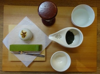 200317茶カフェ深緑茶房01、千寿＋緑茶チーズケーキ・しんさぼまんじゅう.JPG