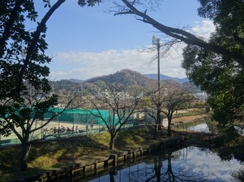 s_171210友の会現地研修「玄宮園」18、佐和山を見る.JPG