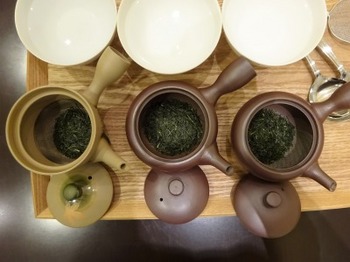 s_180918茶カフェ深緑茶房「お茶教室」②、茶こしの違い.JPG