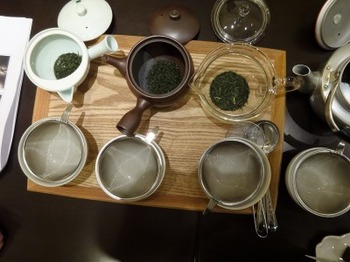 s_180918茶カフェ深緑茶房「お茶教室」④、材質の違い（磁器・炻器・ガラス・アルミ）.JPG