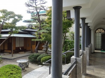 s_181027桑山美術館⑦、回廊から見る庭園.JPG