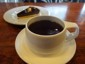 s_190110YAJIMA COFFEE05、オリジナルブレンドコーヒーとチョコレートタルト.JPG