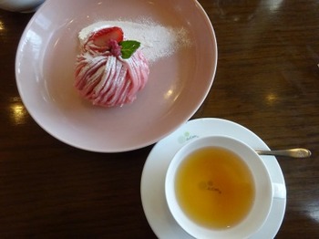 s_190413覚王山カフェJICOO02、桜と苺のモンブランと豊橋紅茶.JPG