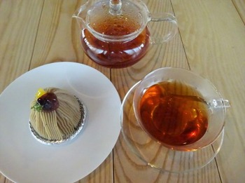s_190422喫茶室「山脈」10、和紅茶「澪（みお）」と山脈モンブラン.JPG