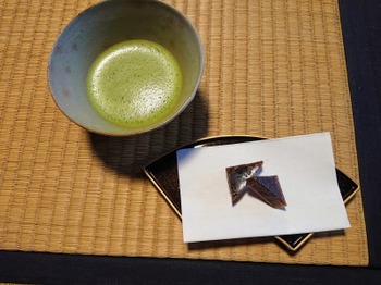s_191103昭和美術館08、抹茶と長寿園「黒琥珀」.JPG
