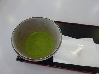 s_191107西尾市岩瀬文庫18、抹茶と干菓子.JPG